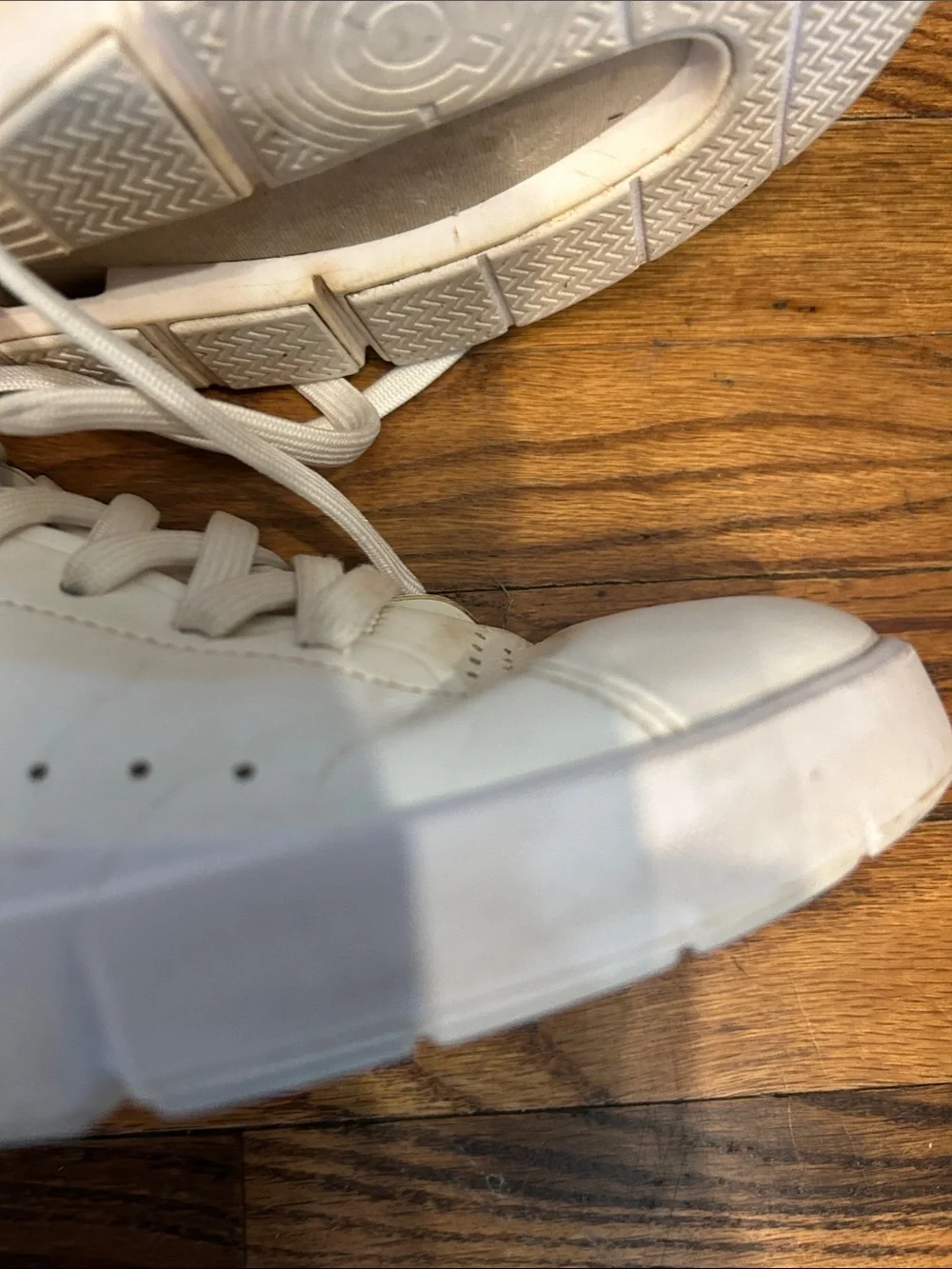 On Running ‘The Roger’ Women’s white Low-Top Sneakers(Roger Federer)Great shoes